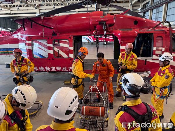 ▲▼高雄市政府消防局為持續精進特種搜救能力,於20日至23日,由高市特搜大隊及空中勤務總隊南區駐地,於20日至23日在屏東里港朧祥河濱公園,盛大辦理為期四天的「直升機立體救災訓練」。(圖/記者吳世龍翻攝)