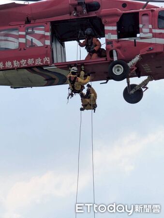 ▲▼高雄市政府消防局為持續精進特種搜救能力,於20日至23日,由高市特搜大隊及空中勤務總隊南區駐地,於20日至23日在屏東里港朧祥河濱公園,盛大辦理為期四天的「直升機立體救災訓練」。(圖/記者吳世龍翻攝)