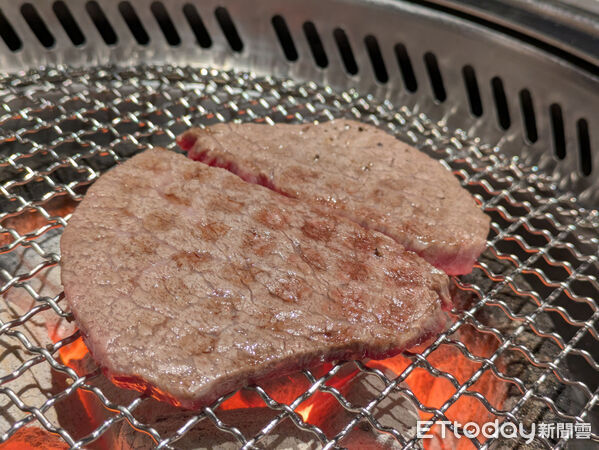 ▲吃得到北海道人氣「白老牛」 上吉燒肉2號店插旗大巨蛋商圈。(圖/記者黃士原攝)