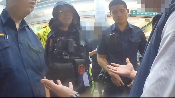 ▲桃園客運劉姓司機22日載運學生質疑學生有逃票嫌疑,雙方下車互毆都掛彩,桃園警方到場處理,劉姓司機質疑自己也受傷。(資料照/桃園警方提供)