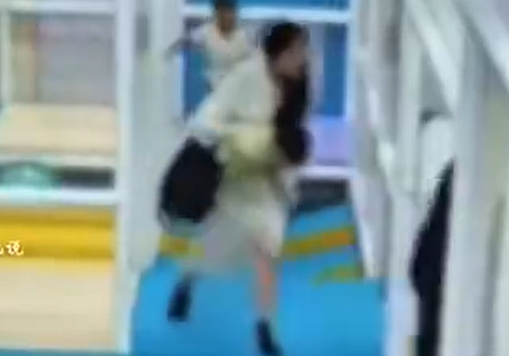 ▲大人趕緊將孩子抱出去。(圖/翻攝自微博)