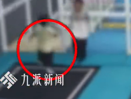 ▲▼4歲童喝珍奶蹦床噎死。(圖/翻攝自微博)