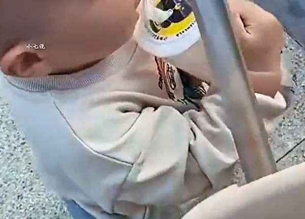 ▲4歲童喝珍奶。(示意圖/翻攝自微博)