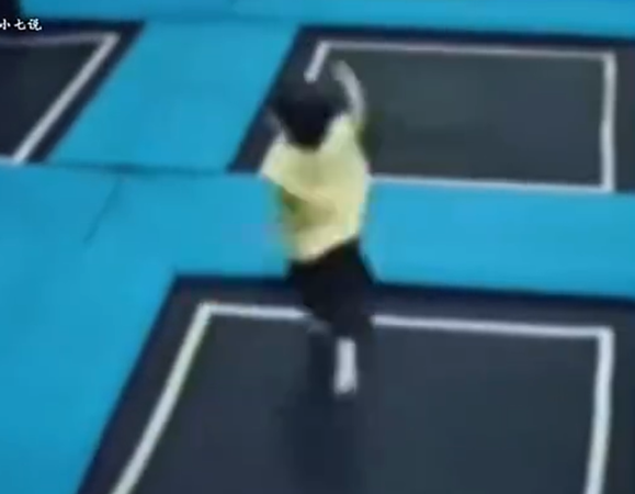 ▲孩子在蹦床。(圖/翻攝自微博)