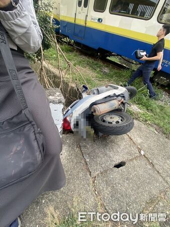 ▲▼ 女騎士撞上阿里山林鐵平交道的遮斷桿,摔車受傷。(圖/記者翁伊森翻攝,下同)