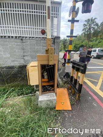 ▲▼ 女騎士撞上阿里山林鐵平交道的遮斷桿,摔車受傷。(圖/記者翁伊森翻攝,下同)