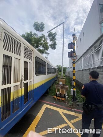 ▲▼ 女騎士撞上阿里山林鐵平交道的遮斷桿,摔車受傷。(圖/記者翁伊森翻攝,下同)