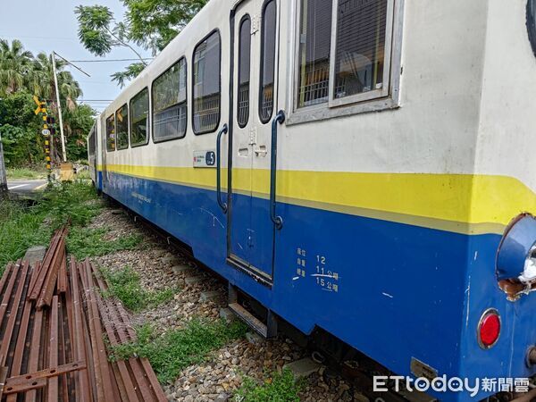 ▲▼ 女騎士撞上阿里山林鐵平交道的遮斷桿,摔車受傷。(圖/記者翁伊森翻攝,下同)