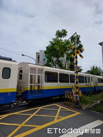 ▲▼ 女騎士撞上阿里山林鐵平交道的遮斷桿,摔車受傷。(圖/記者翁伊森翻攝,下同)