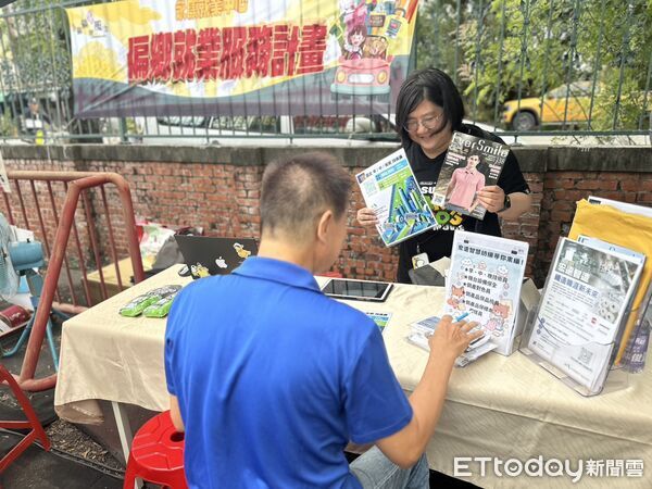 ▲永康就業中心於山上芭樂節設定就業服務專區,提供履歷健檢與徵才媒合服務。(圖/記者林東良翻攝,下同)