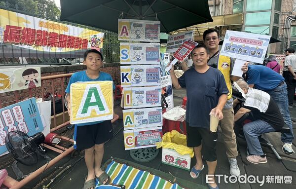 ▲永康就業中心於山上芭樂節設定就業服務專區,提供履歷健檢與徵才媒合服務。(圖/記者林東良翻攝,下同)