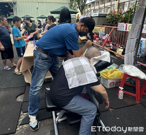 ▲永康就業中心於山上芭樂節設定就業服務專區,提供履歷健檢與徵才媒合服務。(圖/記者林東良翻攝,下同)