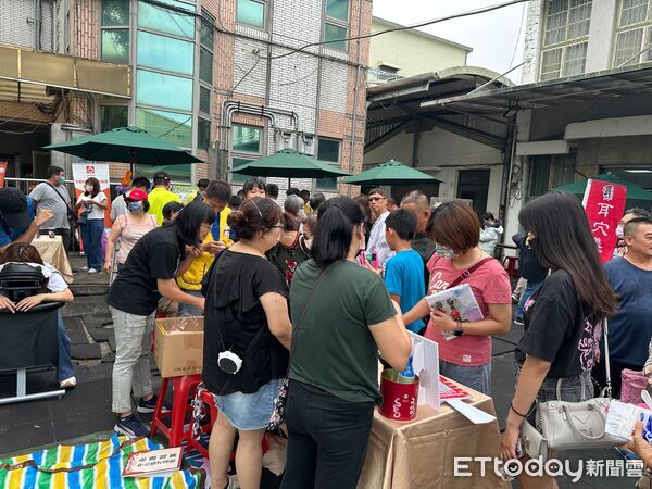 ▲永康就業中心於山上芭樂節設定就業服務專區,提供履歷健檢與徵才媒合服務。(圖/記者林東良翻攝,下同)