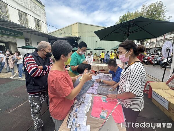▲永康就業中心於山上芭樂節設定就業服務專區,提供履歷健檢與徵才媒合服務。(圖/記者林東良翻攝,下同)