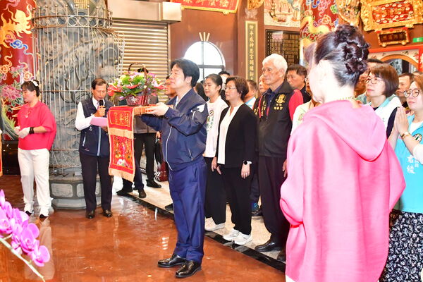 ▲總統賴清德到伸港福安宮參香贈匾。(圖/彰化縣政府提供)