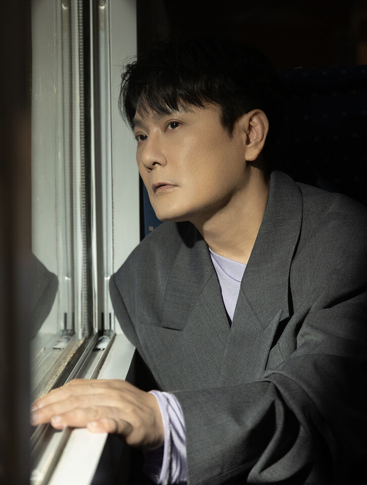 ▲▼張信哲〈皺紋寫字〉。(圖/潮水音樂提供)