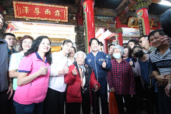 ▲總統賴清德到伸港福安宮參香贈匾。(圖/彰化縣政府提供)