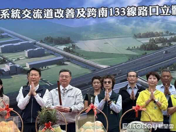 ▲國8號南133線立體化工程今動土,立委陳亭妃與中央與地方官員齊聚見證台南交通新頁。(圖/記者林東良翻攝,下同)