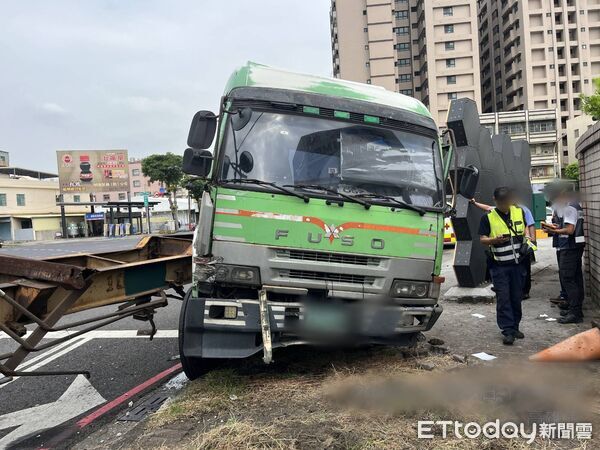 ▲▼許姓男子駕駛聯結車行經小港區台機路時,不慎失控撞上分隔島,現場車輛受損,路面交通一度受阻。(圖/記者吳世龍翻攝)