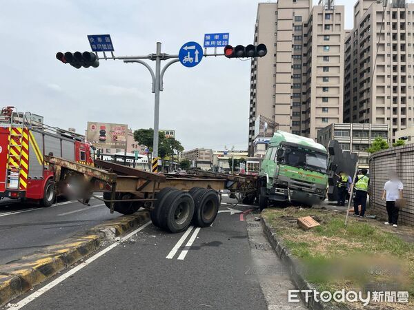 ▲▼許姓男子駕駛聯結車行經小港區台機路時,不慎失控撞上分隔島,現場車輛受損,路面交通一度受阻。(圖/記者吳世龍翻攝)