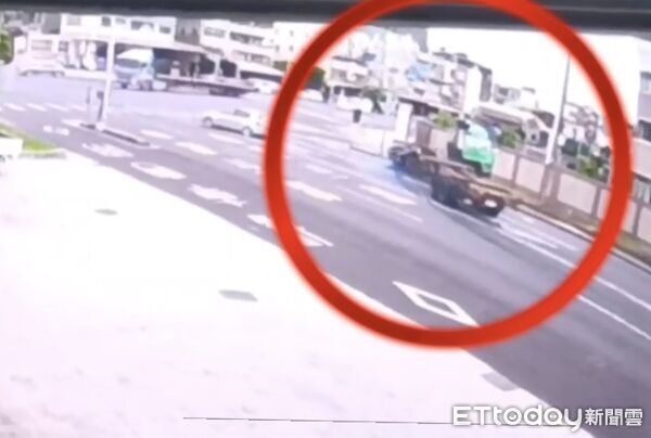 ▲▼許姓男子駕駛聯結車行經小港區台機路時,不慎失控撞上分隔島,現場車輛受損,路面交通一度受阻。(圖/記者吳世龍翻攝)