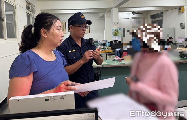 ▲老婦原本準備申請土地謄本,被警方即時勸止。(圖/記者游瓊華翻攝)