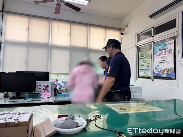 ▲老婦原本準備申請土地謄本,被警方即時勸止。(圖/記者游瓊華翻攝)
