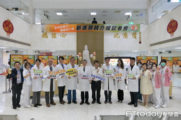 ▲新進醫師們穿著白袍進場亮相,為醫療團隊注入新氣象。(圖/記者游瓊華翻攝)