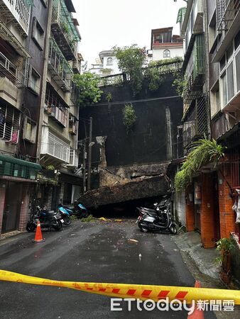 ▲▼             新北市新店區錦秀路49巷弄內的擋土牆崩落。(圖/記者陸運陞翻攝,下同)