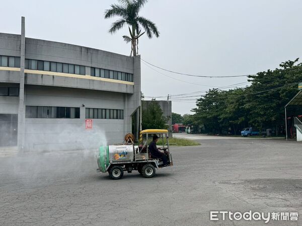 ▲農業局及動保處人員前往高風險廚餘養豬場稽查,場外撒佈生石灰築起防疫「護城河」。(記者林東良翻攝,下同)