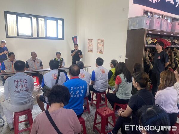 ▲警義消於麻豆消防分隊挽袖捐血,展現救人無假期的熱血精神。(記者林東良翻攝,下同)
