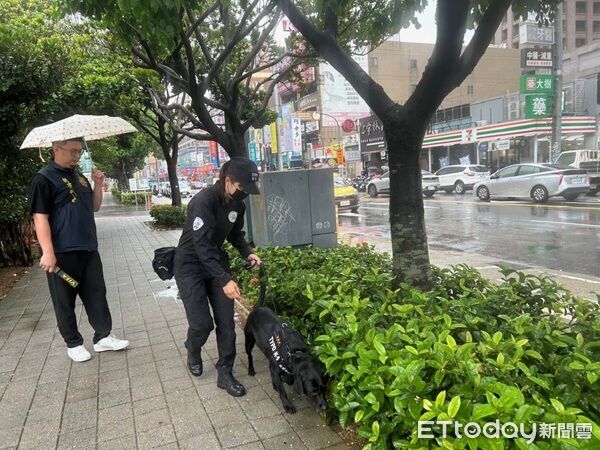 ▲▼明星警犬擔任「打詐超人」配合宣導。(圖/桃園警分局提供)