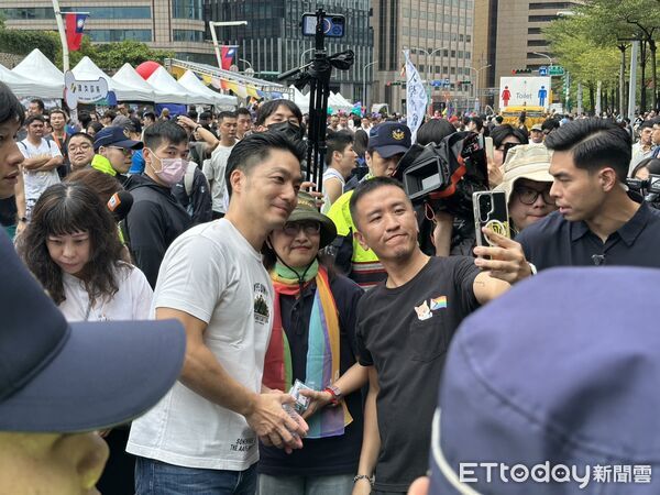 ▲▼ 蔣萬安現身同志大遊行 。(圖/記者崔至雲攝)