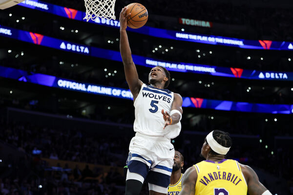 ▲湖人唐西奇、灰狼艾德華茲。(圖/達志影像/美聯社)