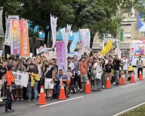 ▲▼前總統蔡英文在北市街頭遛樂樂與鳳梨妹,並向參與同志遊行之群眾揮手致意。(圖/蔡英文辦公室提供)
