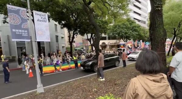 ▲▼前總統蔡英文在北市街頭遛樂樂與鳳梨妹,並向參與同志遊行之群眾揮手致意。(圖/蔡英文辦公室提供)