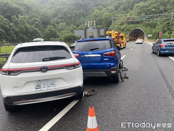 ▲▼ 國道5號北向8K處今日上午11時許發生一起連環車禍 。(圖/記者游芳男翻攝)