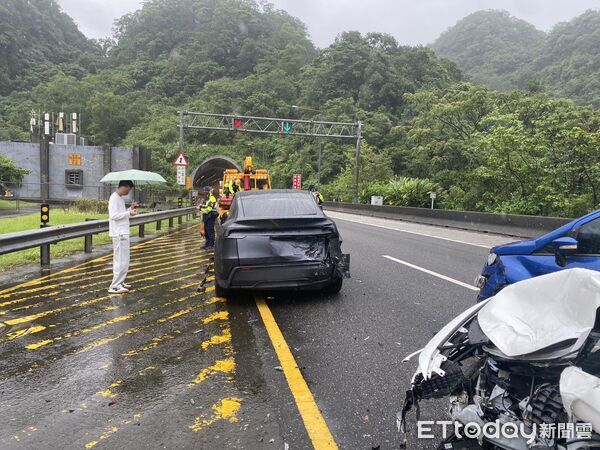 ▲▼ 國道5號北向8K處今日上午11時許發生一起連環車禍 。(圖/記者游芳男翻攝)