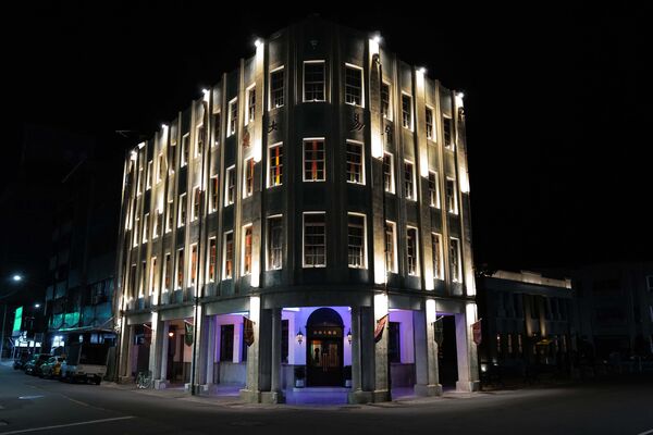 ▲《微醺大飯店》首度南下落腳高雄,選址於擁有75年歷史的「哈瑪星貿易商大樓」,打造全新四層樓沉浸式空間《微醺大飯店:高雄》,並首度導入AI互動藝術。(圖/驚喜製造提供)