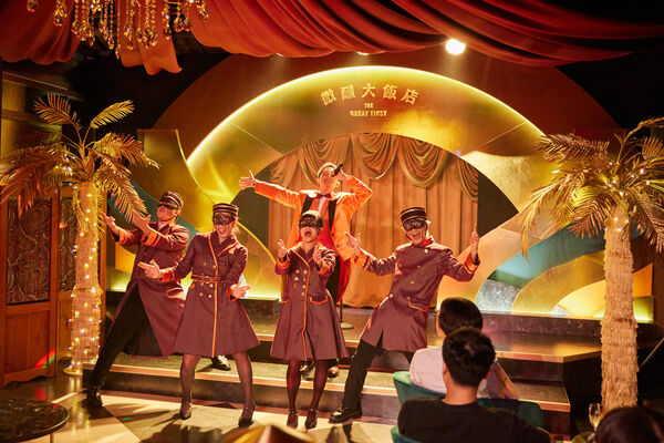 ▲《微醺大飯店》首度南下落腳高雄,選址於擁有75年歷史的「哈瑪星貿易商大樓」,打造全新四層樓沉浸式空間《微醺大飯店:高雄》,並首度導入AI互動藝術。(圖/驚喜製造提供)