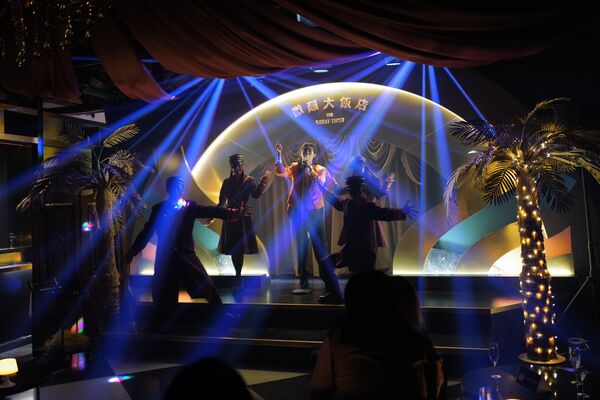 ▲《微醺大飯店》首度南下落腳高雄,選址於擁有75年歷史的「哈瑪星貿易商大樓」,打造全新四層樓沉浸式空間《微醺大飯店:高雄》,並首度導入AI互動藝術。(圖/驚喜製造提供)