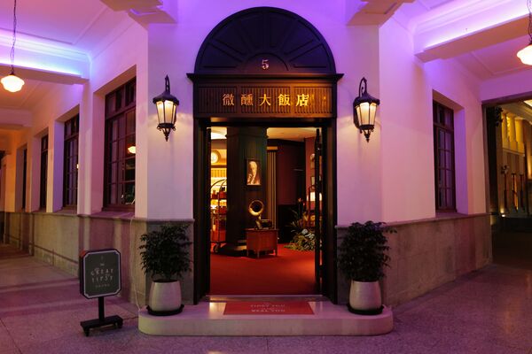 ▲《微醺大飯店》首度南下落腳高雄,選址於擁有75年歷史的「哈瑪星貿易商大樓」,打造全新四層樓沉浸式空間《微醺大飯店:高雄》,並首度導入AI互動藝術。(圖/驚喜製造提供)