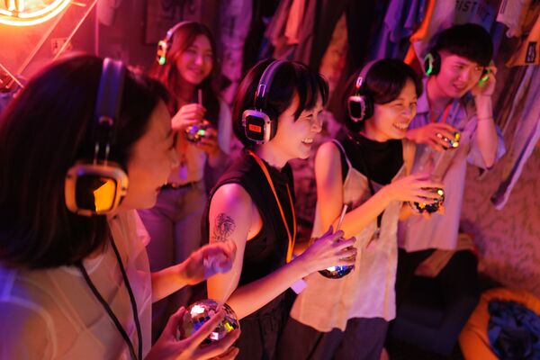 ▲《微醺大飯店》首度南下落腳高雄,選址於擁有75年歷史的「哈瑪星貿易商大樓」,打造全新四層樓沉浸式空間《微醺大飯店:高雄》,並首度導入AI互動藝術。(圖/驚喜製造提供)