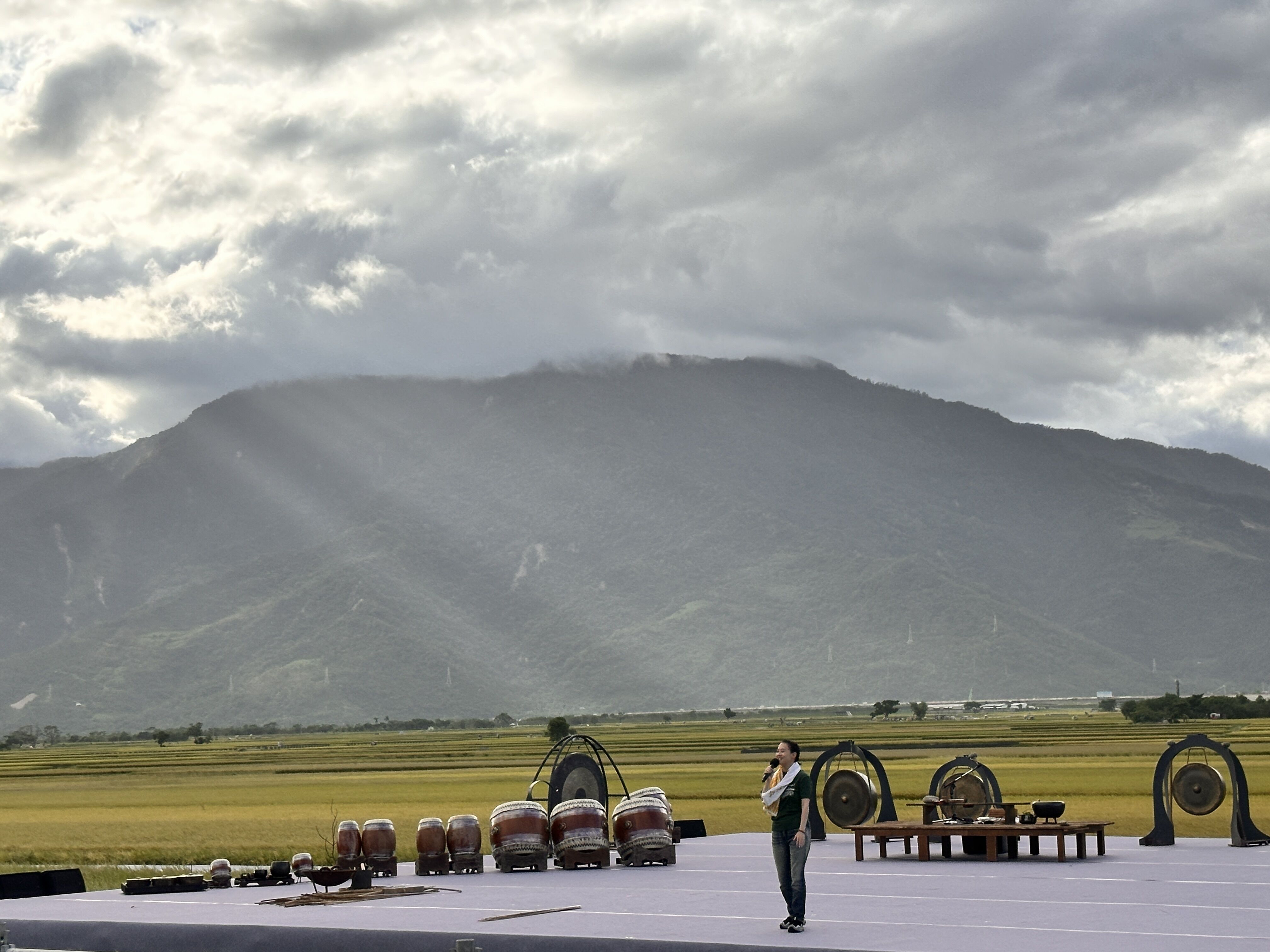 ▲▼2025池上秋收藝術節,主持人曾寶儀。(圖/記者林育綾攝)