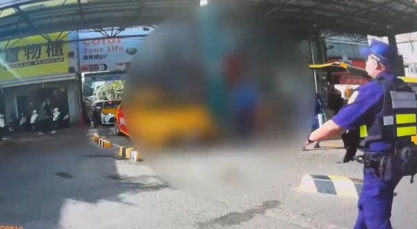 ▲台南火車站前排班計程車被爆疑似發生糾紛,警方馬上派員到場查處,發現為兩名計程車司機因停車位置爭執,無肢體衝突或棍棒攻擊情事。(民眾提供,下同)