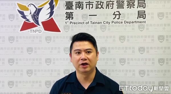▲台南火車站前排班計程車被爆疑似發生糾紛,警方馬上派員到場查處,發現為兩名計程車司機因停車位置爭執,無肢體衝突或棍棒攻擊情事。(民眾提供,下同)