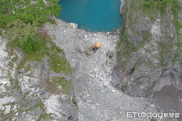 ▲▼承包廠商連日努力,已完成大部分上邊坡刷坡與壩體施工便道開闢。(圖/花蓮分署提供,下同)