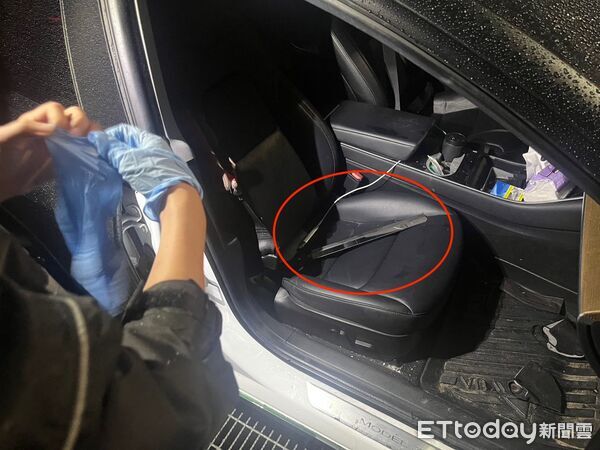 ▲▼警方逮捕竹聯幫明仁會幹部張男,警方在車內起獲犯案用西瓜刀,並查獲依拖咪酯喪屍煙彈及K菸 。(圖/記者陳以昇翻攝)