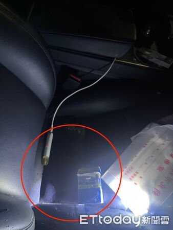 ▲▼警方逮捕竹聯幫明仁會幹部張男,警方在車內起獲犯案用西瓜刀,並查獲依拖咪酯喪屍煙彈及K菸 。(圖/記者陳以昇翻攝)