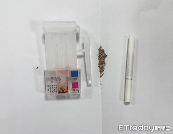 ▲▼警方逮捕竹聯幫明仁會幹部張男,警方在車內起獲犯案用西瓜刀,並查獲依拖咪酯喪屍煙彈及K菸 。(圖/記者陳以昇翻攝)